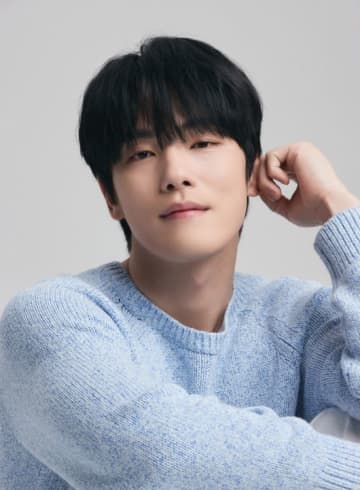 俳優キム・ジョンヒョン、『哲仁王后』で共演したシン・ヘソンと新たな門出 。新生事務所に移籍