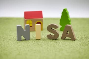 退職金2000万円で「NISA」を始めるという父。60代なら「貯金」のほうが安心だと思うけど、投資にまわすメリットはあるの？ 注意点もあわせて解説