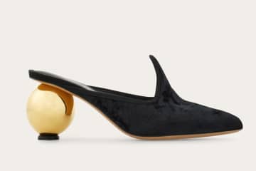 フェラガモのウィメンズシューズ、メタリックな“ボールヒール”のミュールやリボンパンプス「ヴァラ」