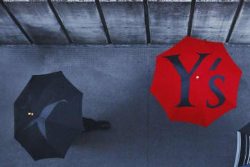 Y’sの晴雨兼用傘 - 大きなロゴ＆プレート付き、トラディショナル ウェザーウェアとコラボ