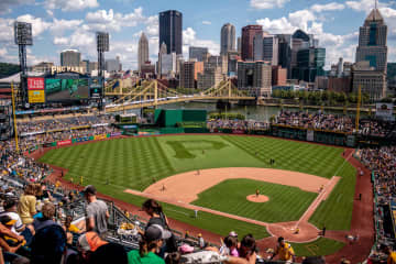 MLB試合中に観客が約6メートル下へ転落　頭蓋骨骨折で重篤状態に