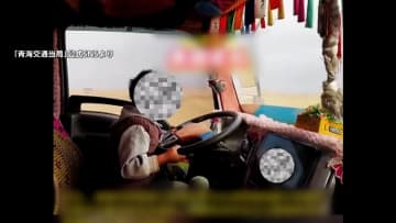 【あ然】大型トラック運転手まさかの3歳児？中国で運転している動画が投稿され「免許取り消すべき」など批判殺到…公安当局が父親を叱責