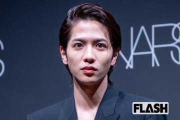 【肉体美】志尊淳、太ももあらわで美脚披露…ファンが二度見した “ミニワンピース風” ファッション