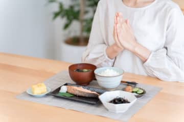 1人暮らしで食費「月5万円」は高すぎる？ 物価高の今「1食550円」と考えると妥当じゃないの？ 最新の“エンゲル係数”についても解説