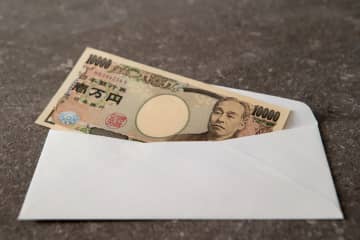 母が「封筒で現金」を送ろうとしていました。現金書留を使わなくてもいいのでしょうか？