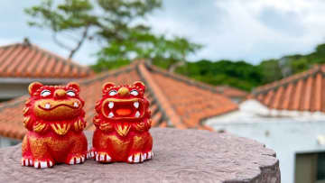 世帯年収500万で家族3人GWにハワイへ行きたいけどハイシーズンで旅費が高そう…。沖縄旅行のほうがお得になるでしょうか？