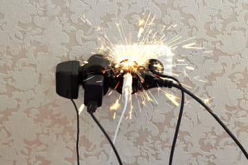 コンセント発火につながるNGな使い方５選「大丈夫だと思ってた」が一番危ない！