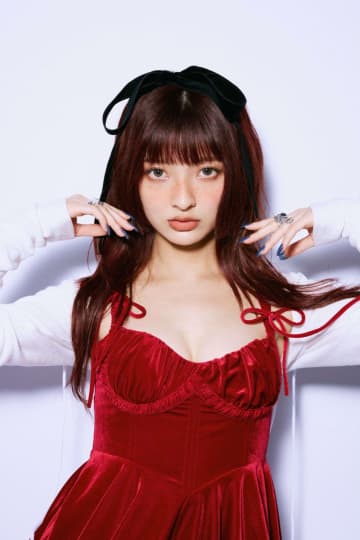 甲田まひる、友人30人以上が出演してシック＆クールに魅せる「HOME PARTY」MV完成