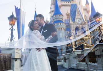 【ディズニー結婚式】憧れすぎる…！本場の「ディズニープリンセスのウェディングドレス」の美しさが凄い（画像あり）