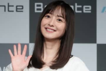 「まさかのピッチャー」佐々木希、ユニフォーム姿を披露→「ギャップ」「カッコよすぎ！」