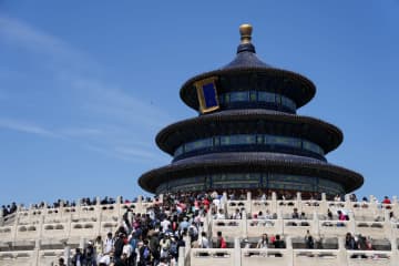中国各地でメーデー連休を楽しむ人々