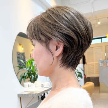 白髪隠しにも◎【40・50代】パッと華やか「明るめショート」で若見えヘアに！