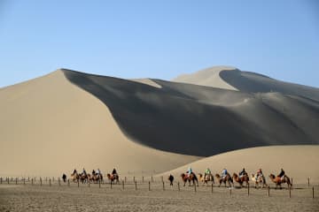 砂漠とシルクロードの中国・敦煌、メーデー連休で観光客続々