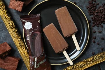 「世にもおいしいチョコブラウニー」がアイスバーに！ザクザク食感のチョコチップ×ブラウニー生地を再現