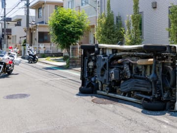 ペルー国籍の男性『レンタカーで事故』女性が骨折の大怪我も逃走 ネットでコメント殺到「政府も日本の道路事情に詳しくない人達を容易に運転できるようにしているのがおかしい」「標識読めるのか？日本人と同程度の運転マナーを身につけてから運転してほしい」