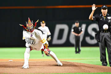 【ソフトバンク】獣神サンダー・ライガーが始球式　鷹ナインにゲキ「もう上しかない。大丈夫です！」