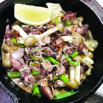 地元で天然魚クエスト　旬のホタルイカのアヒージョ
