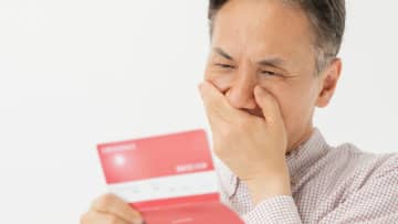 GWで実家に帰省したら凍り付いた…年金月15万円・82歳母の預金通帳をチラ見した52歳長男、「1,000万円の引き出し」に不信感。理由を聞いて唖然「うっ、うそだろ？」
