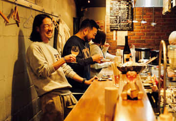 難波の“ネオ立ち飲み”を東カレ編集長がハシゴ酒体験！大阪の最旬酒場を知り尽くすエリア誌が推す店