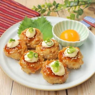 【えのきと鶏ひき肉があったら作ってみて】「ふんわりジューシー」「肉だけより好きかも」混ぜて焼くだけの簡単おかずレシピ