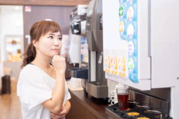 飲食店で『ドリンクバー』は何杯飲むと元を取れるの？原価率が高い飲み物の種類とは？
