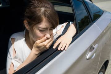 車の中がなぜか臭い…6つの原因とは？嫌なニオイを消す対処方法も