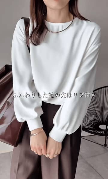 さりげなく華やかさを添えて。白ブラウス×ブラウンパンツの上品配色術【40代の毎日コーデ】