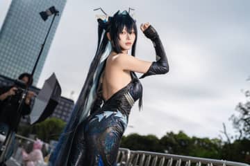 【コスプレ】背中で魅せる『NIKKE』から人気アニメ、VTuberがまざった「ニコニコ超会議2025」美女レイヤー10選【写真45枚】