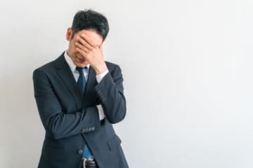 現場からの警告を「コストかかる」と上層部が無視 → 損失拡大し「現場が報連相しなかった」と責任転嫁