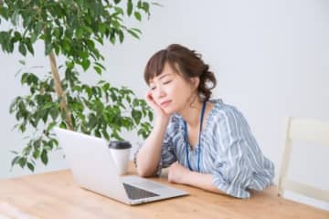 “社内ニート”状態で4年目、年収360万円の30代女性「担当業務ほぼなし。スマホゲームをしたり動画配信サイトを観たり…」