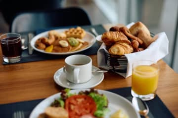 朝食ビュッフェの会場にどの服装で行ってる？スーパーホテルの投稿にさまざまな体験談が集まる