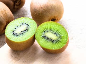 キウイの皮をペタッとするだけで…？驚きの裏ワザ試してみた！「今まで捨てていたことを後悔したわ…」