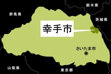 バイクの男性死亡…車と衝突、胸を強く打つ　現場は信号機のある十字路交差点　搬送先で亡くなる