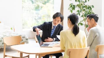 お客様にピッタリの保険、ご紹介します。もちろん無償で…親切な提案にホクホク契約も、あとから知った〈商品の実態〉に戦慄【経済評論家が警告】