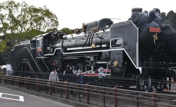 デゴイチ親しんで　駅長服で記念撮影　汽笛鳴らす特典も　5日、水戸でフェス　茨城