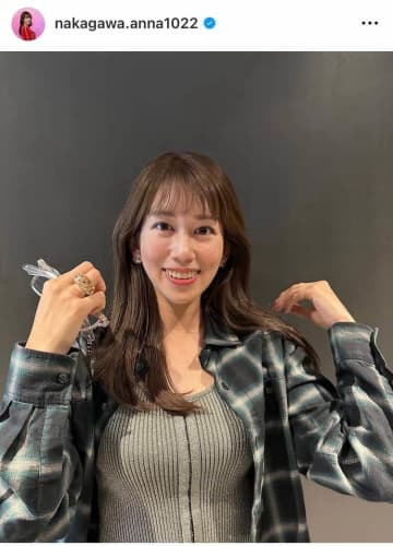 元NHK中川安奈アナ、意外なデニムショーパン＆超キュートなメガネ姿にファン悶絶「究極レベル」