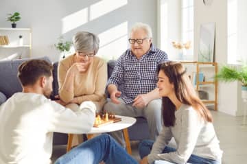 専業主婦の妻と2人暮らし「年収700万円」ですが、来年から高齢の母と同居する予定です。扶養控除が適用されると聞いたのですが、税金はどのくらい安くなりますか？