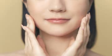 “美容医療の闇”「直美」とは？　保険診療科から若手医師がいなくなる…背景に“本当につらい”労働環境【現役皮膚科医が解説】