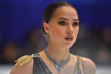 「豪華で美しいカップルだ」ザギトワがアイスショーで世界選手権５度出場の同郷スケーターと驚きのペア演技！完成度にファン釘付け「何度見ても飽きない」