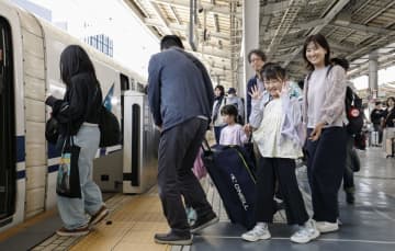 GW後半4連休初日、混雑ピーク　鉄道や航空で満席、高速道は渋滞