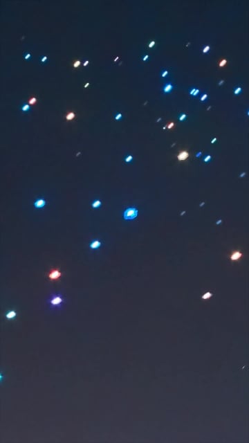 重慶の夜空に「ドローンの天の川」　数千機が一斉に降下