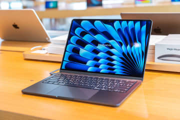 新型MacBook Airは進化少なめ…？　あえて“型落ち”を選んで、差額でAirPodsを買うのもアリかもよ