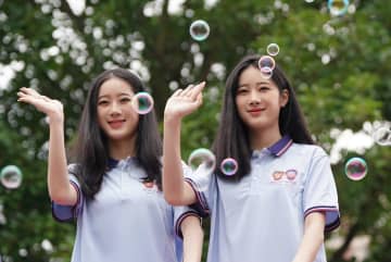 双子祭り、国際色豊かにパレード　中国雲南省