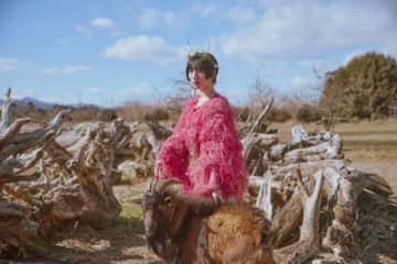 春ねむり、ゲストコーラスに諭吉佳作／menを迎えた新曲「panopticon」リリース MVティザー映像も公開