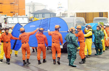 埼玉・八潮の陥没、不明男性を搬送　救出に3カ月、付近住民ら安堵するも、周辺に鼻を突く臭い漂う…生活への影響を懸念する声「県や市は住民のサポートを」「インフラの老朽化、人ごとでない」「復旧まで遠回りを」