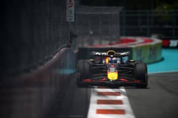 フェルスタッペン、不必要な低速走行の疑いで調査を受けるも、処罰を免れる。プログラムエラーのチームに戒告