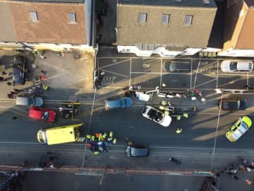 車2台が公道で「違法」レースか。猛スピードで突っ込み12人が負傷、衝突の瞬間が公開される