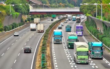 “高速道路を運転中”に急ぎの電話がかかってきたら…ゴールデンウィーク期間に注意したい「交通ルール」をチェック！