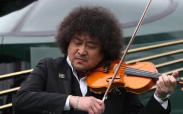 葉加瀬太郎、自身も戸惑うミュージシャンとの激似ショットに反響「双子レベル」「過去一ややこしい」
