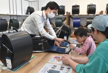 早まるランドセル商戦　茨城県内、色展開や機能性充実